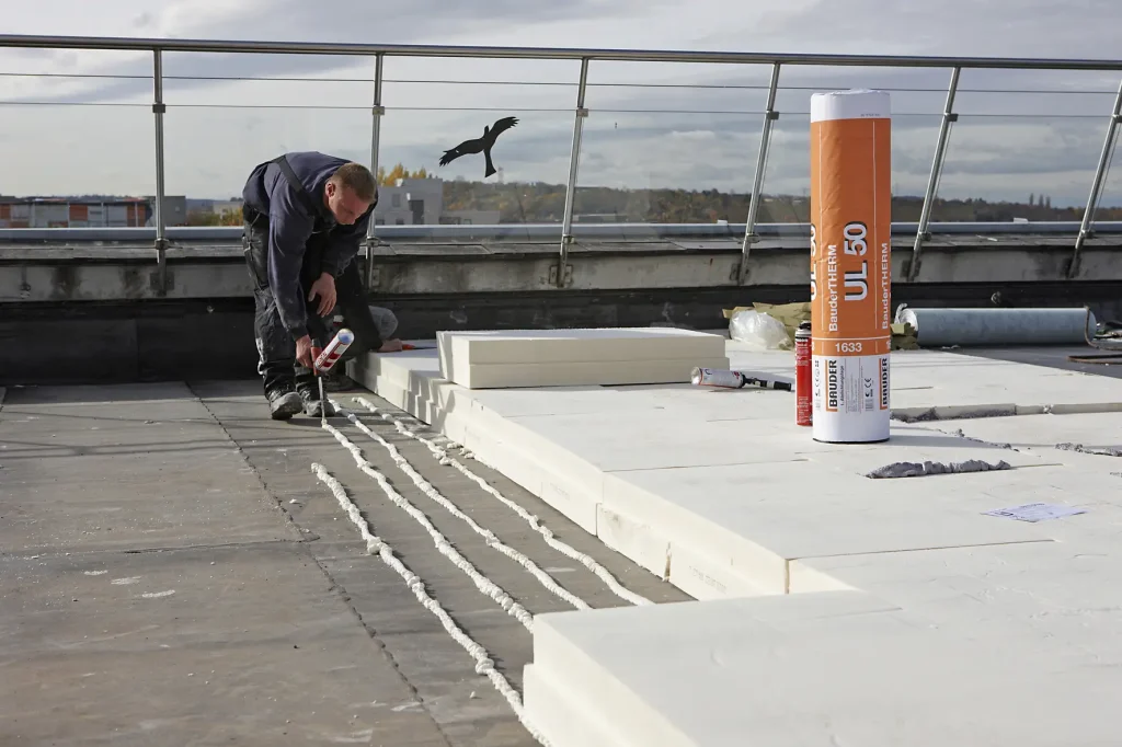 Verlegung von Wärmedämmung auf Flachdach aus Augsburg
